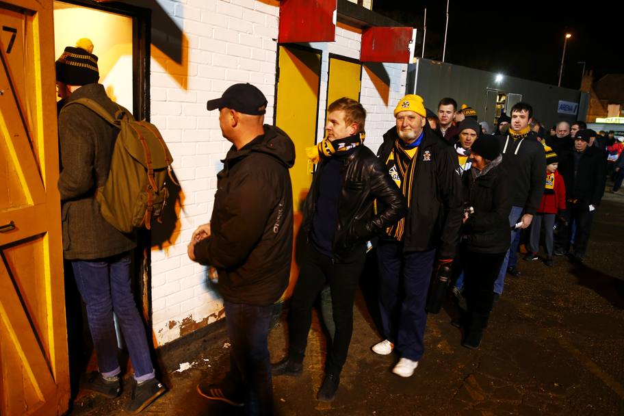 Tifosi del Cambridge in fila per entrare allo stadio prima della gara di FA Cup. Getty